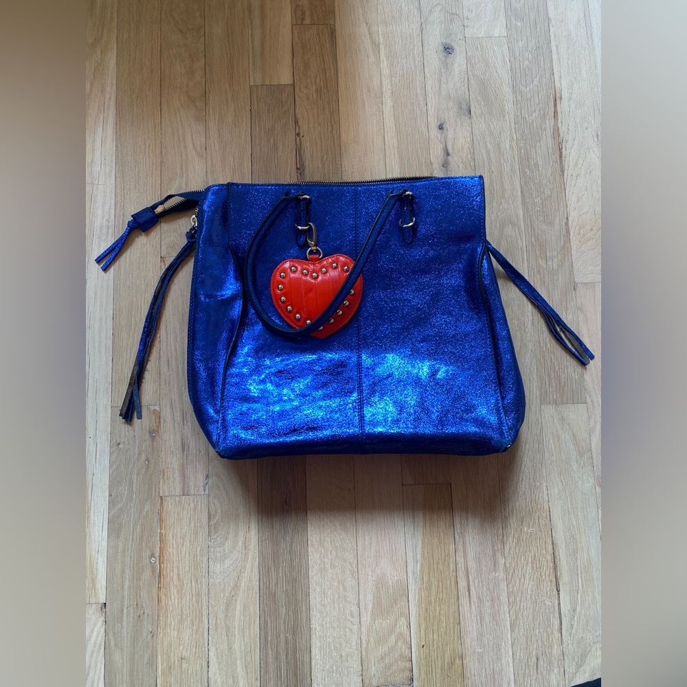 Gorgeous Essentiel Antwerp Blue Purse with Heart Keychain - Picture 16 of 16